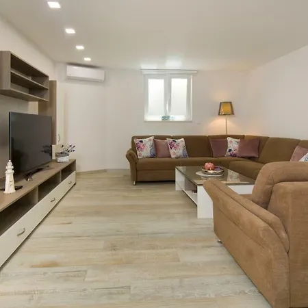 Lägenhetshotell Felix 4*